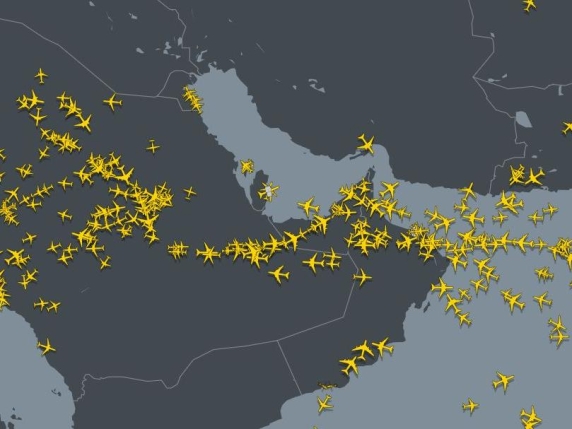 Qatar, Emirati e Bahrein chiudono lo spazio aereo per gli attacchi iraniani alle basi Usa: jet dirottati e voli cancellati