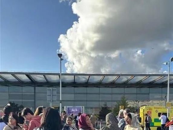 Londra, evacuato il il terminal 4 di Heathrow: «Sospetta fuga di sostanze pericolose»