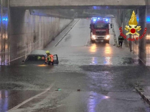 Maltempo Bergamo, numerosi allagamenti. A Dalmine chiuso per due ore il sottopassaggio della statale. A Verdellino serve la scala per arrivare in stazione