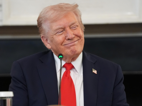 President Donald Trump smiles as he listens to Brandi Kruse speak during a roundtable meeting on antifa in the State Dining Room at the White House, Wednesday, Oct. 8, 2025, in Washington. (AP Photo/Evan Vucci) associated Press / LaPresse Only ...