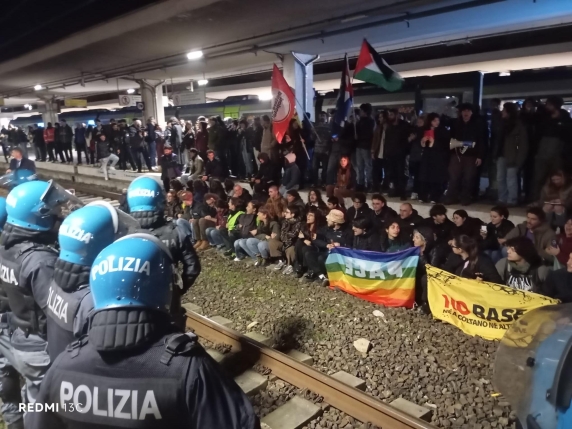 pisa stazione manifestanti