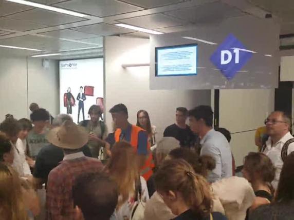 La rabbia dei passeggeri lasciati a terra senza spiegazioni: «Siete tutti delle m...» A Fiumicino cancellato il volo Roma-Nizza  - Corriere TV