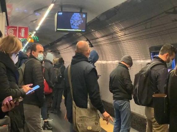 Roma, metro A, caos passeggeri e pioggia di polemiche per l'interruzione fino alle 11 tra Battistini e Termini