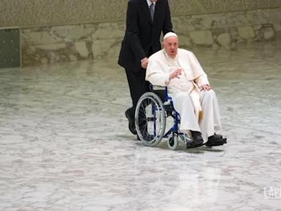 Il Papa arriva in udienza sulla sedia a rotelle per il dolore al ginocchio All'udienza con le superiori generali dell'Uisg - LaPresse/AP