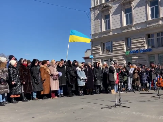 Il coro dell’Opera di Odessa intona in piazza il «Va’ pensiero» La sfida agli attacchi russi con il coro, inno alla libertà dei popoli - luca.lemma