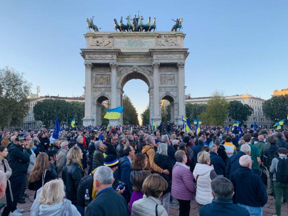 Milano, la manifestazione per la pace. Calenda: «Bello che ci sia Letizia Moratti in piazza». Folla e striscioni contro Putin