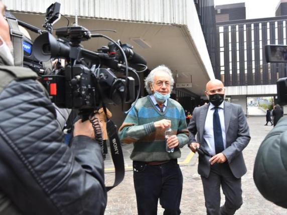 Claudio Foti, a sinistra, all’uscita del tribunale di Reggio Emilia