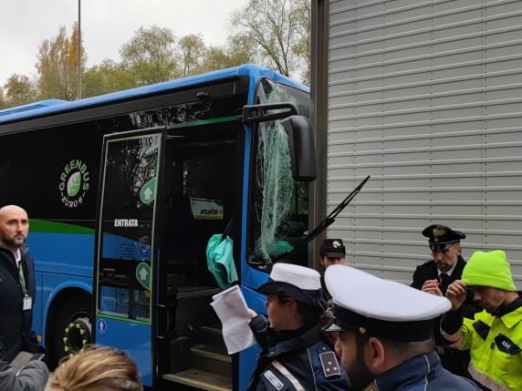 San Donato Milanese, autobus di linea tampona un camion sulla Paullese: feriti 16 passeggeri e l'autista