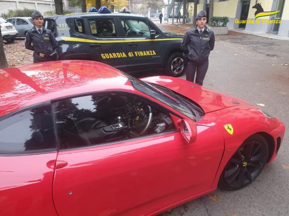 Asti, falsa Ferrari «costruita» da un 26enne: sequestrata