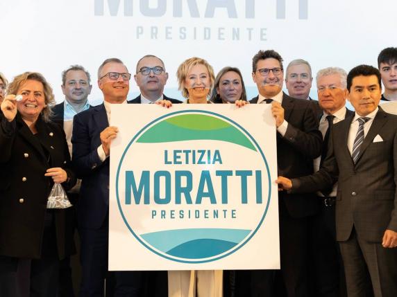 Regionali, Letizia Moratti presenta simbolo e lista civica: «Per una Lombardia migliore. Mi metto in gioco per vincere»