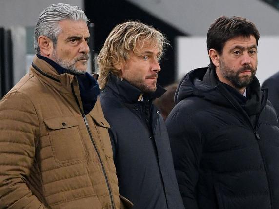 (FromL) Juventus' vice-president Pavel Nedved and Juventus's managing director Maurizio Arrivabene stand Juventus' President Andrea Agnelli during the Italian Serie A football match Juventus vs Atalanta at the Allianz Stadium in Turin on November 27, 2021. (Photo by Isabella BONOTTO / AFP)