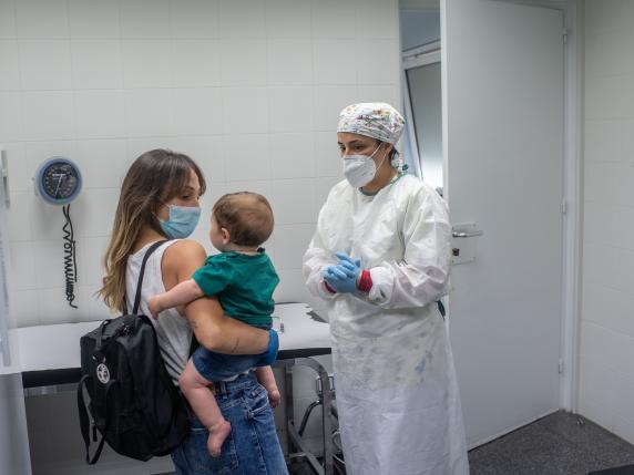 Influenza, picco tra i bambini da 0 a 4 anni: «A Milano pediatri introvabili e pronto soccorso presi d'assalto»