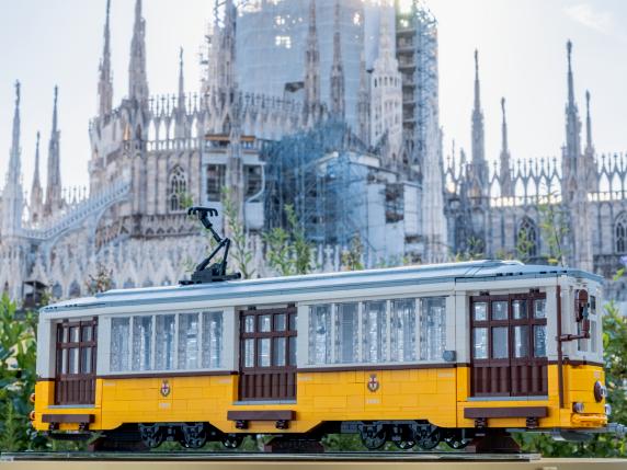 Il tram «Carrelli» di Milano fatto di Lego, l'idea di Urbanfile: «Vogliamo lanciarlo in tutto il mondo»
