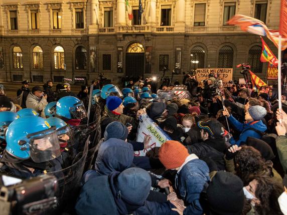 Prima della Scala, il tris di proteste in piazza: attivisti per il clima, antagonisti e sindacati di base