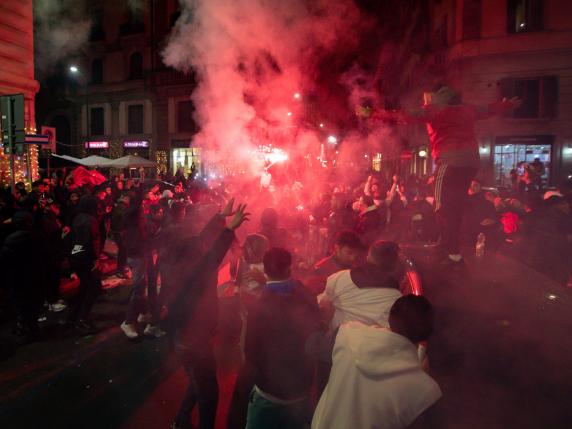 Milano, in corso Buenos Aires esplode la festa per il Marocco in semifinale ma tra la folla un ragazzo viene accoltellato