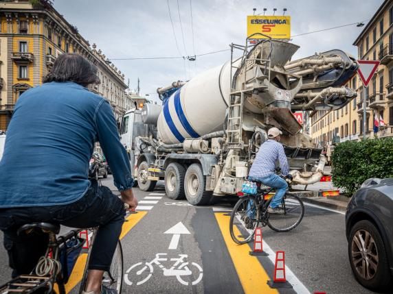 Mobilità, Milano sul podio delle città più maleducate d'Italia: arriva il galateo (10 regole) per essere «gentili» su strada