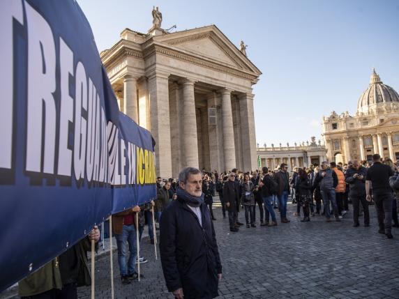 Il comitato «Fermare la guerra» con Alemanno in piazza San Pietro: «Grazie al Papa, unica voce per la pace»