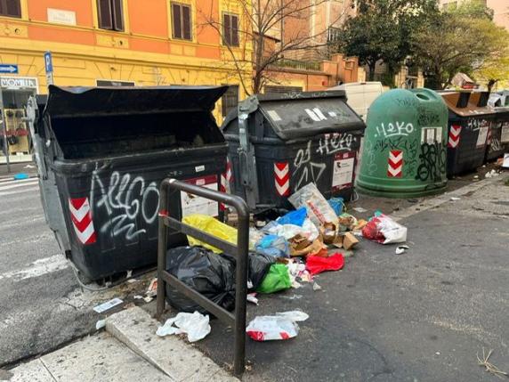 Rifiuti, strade ancora invase da via Portuense a San Giovanni, Ama: a breve tutto risolto