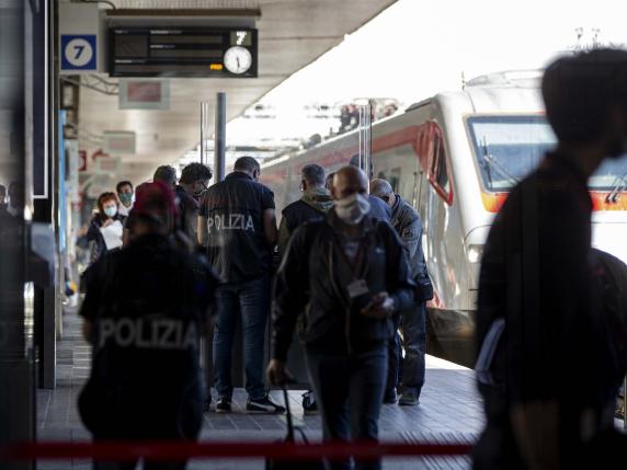 Stazione Termini, turista israeliana accoltellata mentre acquista i biglietti: è grave in ospedale