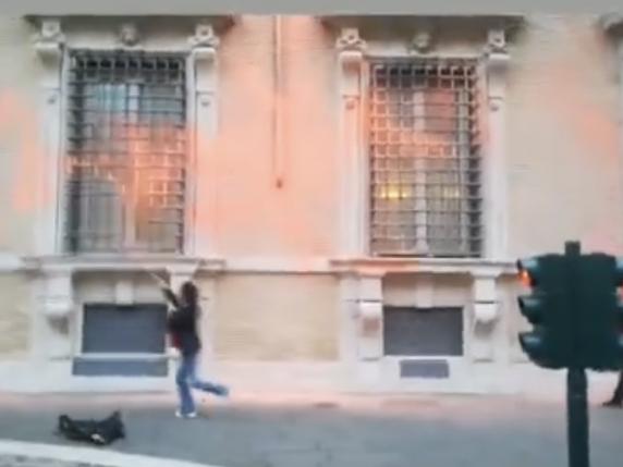 Roma, ambientalisti imbrattano la facciata del Senato: bloccati in 5. Hanno usato estintori caricati con vernice arancione
