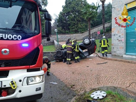 Incidente Albizzate, Sbanda Con L'auto Che Si Capovolge: Morto Un ...