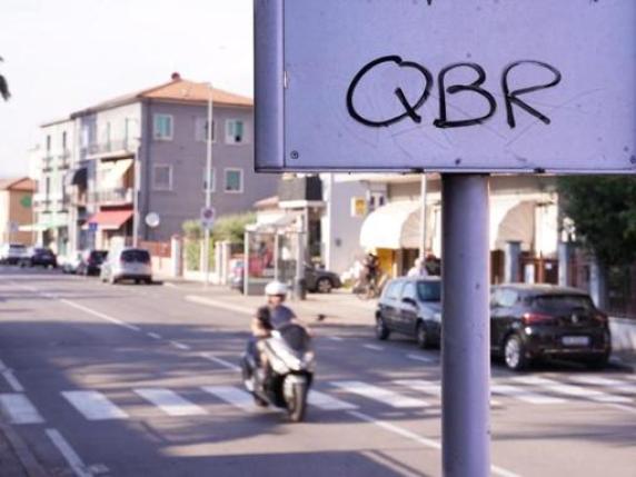 La scritta «Qbr» che identifica la baby gang