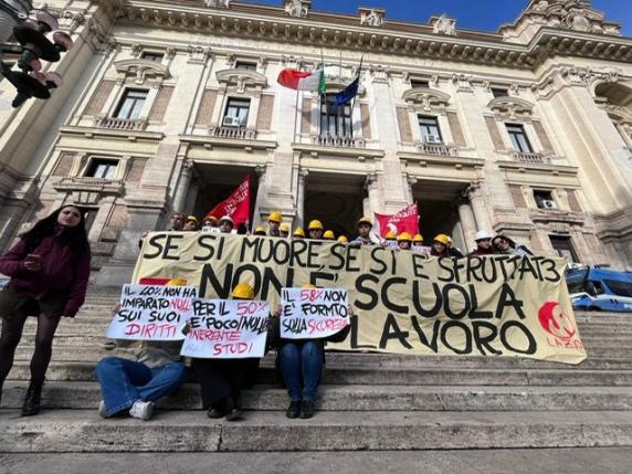 «Se si muore, se si è sfruttati non è scuola, non è lavoro», la protesta degli studenti al ministero