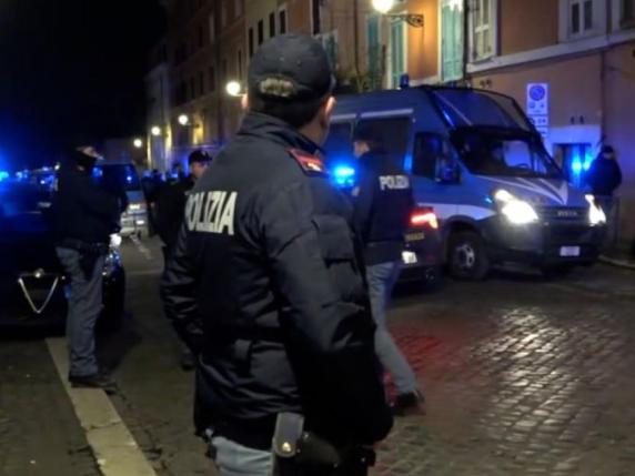 Anarchici a Trastevere, commercianti e residenti: «Tre ore di caos, danni e paura. Mai arrivate le telecamere promesse da Gualtieri