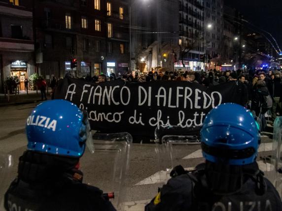 Anarchici a Milano, presidio in Centrale e corteo: fumogeni, slogan e minacce ai politici