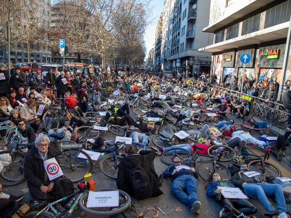 «Basta morire in bicicletta a Milano»: in migliaia in piazzale Loreto per una città a misura d'uomo