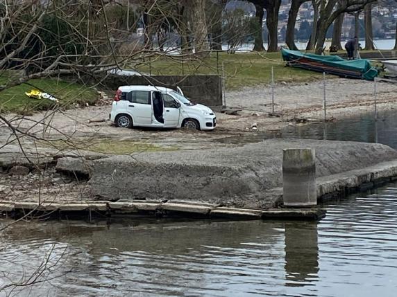 Lecco, cadavere di una donna ritrovato in un'auto sulla spiaggia del lago: il corpo sui sedili posteriori