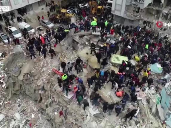 Terremoto in Turchia, partono i primi aiuti italiani. Tajani: «Italia solidale»