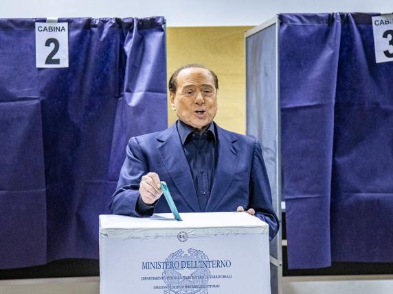 L'ironia di Silvio Berlusconi al seggio: «Ho votato per l'Inter». Poi aggiunge: «Sono preoccupato per l'affluenza»