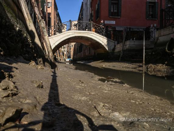 Venezia, canali in secca. Suem in difficoltà: «Sanitari a piedi con i malati in braccio»