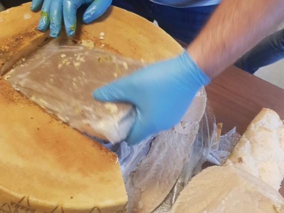 Torino, droga nascosta nelle forme di parmigiano: sequestro per 20 milioni e 10 arresti