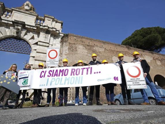 Smog, Legambiente: «Mezzi pubblici elettrici? Solo il 36%, a Roma si soffoca di auto»
