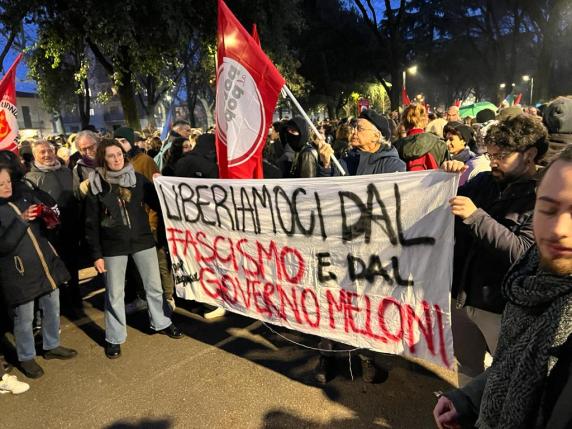 Firenze, aggressione al Michelangiolo: il corteo dei duemila manifestanti