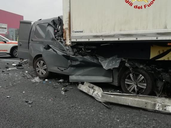 Pero, Incidente Sull'A4, Con L'auto Tampona Un Camion: Morta 33enne ...