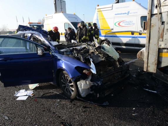 Incidente sull'A4 tra Pero e viale Certosa, morto un 25enne. La sua auto accartocciata sotto un camion