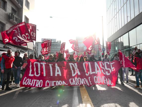 Milano, in 500 al corteo Cobas contro il governo. Anarchici e centri sociali in piazza per Cospito