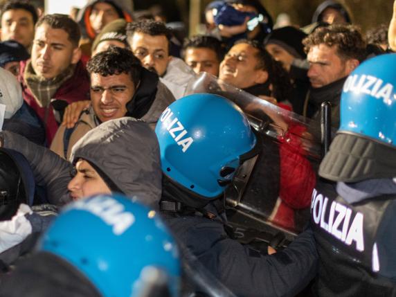 Milano, via Cagni: la corrida dei migranti tra tende, lacrime e speranze. Le notti fuori dalla Calais italiana