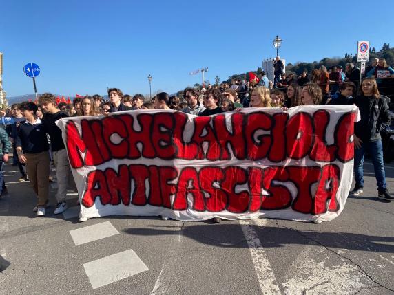 Manifestazione antifascista, il Miche c’è, ma senza dirigente. Gli studenti: «Arrabbiati con lei»
