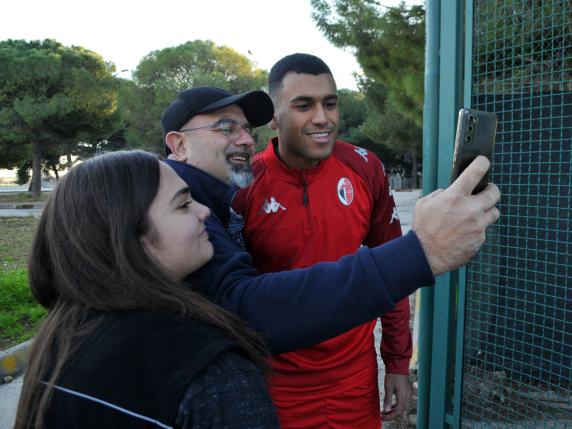 Un selfie dei tifosi con Cheddira dopo il suo rientro dal Mondiale