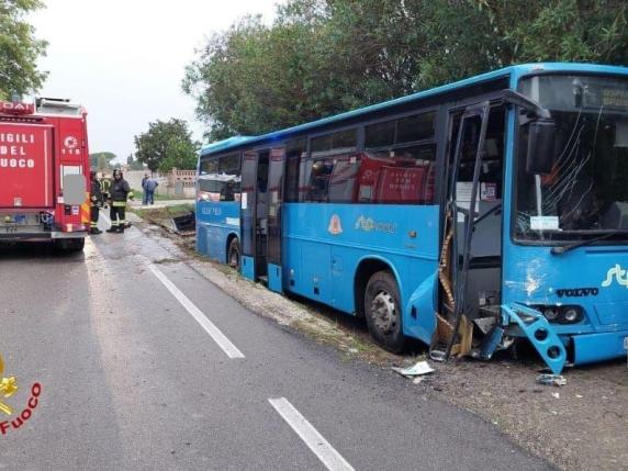 Incidente stradale nel Brindisino, auto contro bus che portava studenti a scuola: tutti illesi