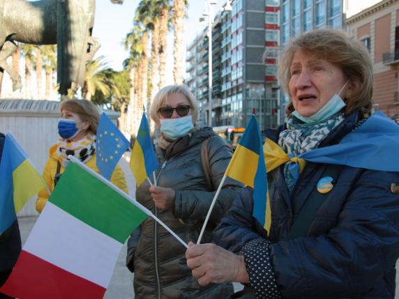 Bari, la comunità ucraina in piazza: «Noi scappati da Kiev ma i nostri cari sono lì. Gli Usa e l’Europa li aiutino»