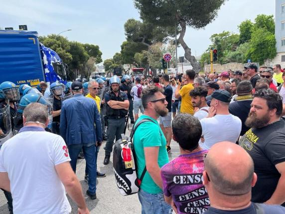 Caro-gasolio, pescatori pugliesi in protesta davanti al porto Bari