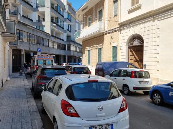 Lecce, cade nel vuoto mentre ristruttura appartamento: morto operaio di 72 anni