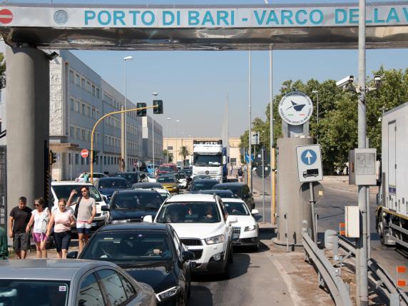 Porto di Bari, maxi code agli imbarchi e boom di crocieristi, Patroni Griffi: «Hub sta reagendo con efficienza»