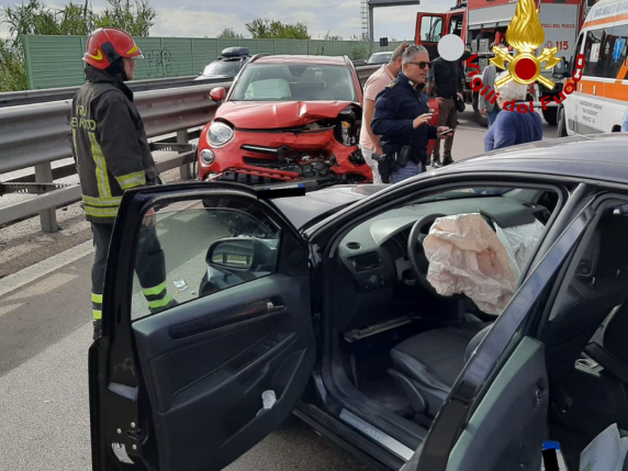 Lecce, Guida Contromano Sulla Tangenziale E Si Schianta Contro Auto ...