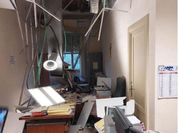 Catania, crolla il soffitto dal giudice per le indagini preliminari: udienze sospese